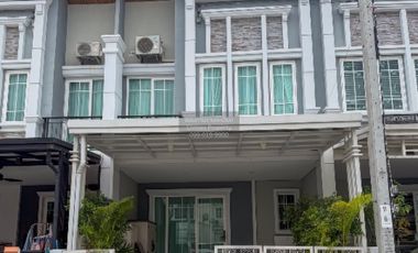 Casa adosada en venta de 4 habitaciones en Chom Thong, Bangkok