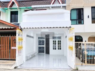 For sale 2 bedrooms townhouse in Wang Thonglang, Bangkok