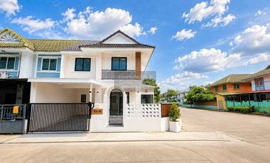 Casa adosada en venta de 4 habitaciones en Bang Yai, Nonthaburi