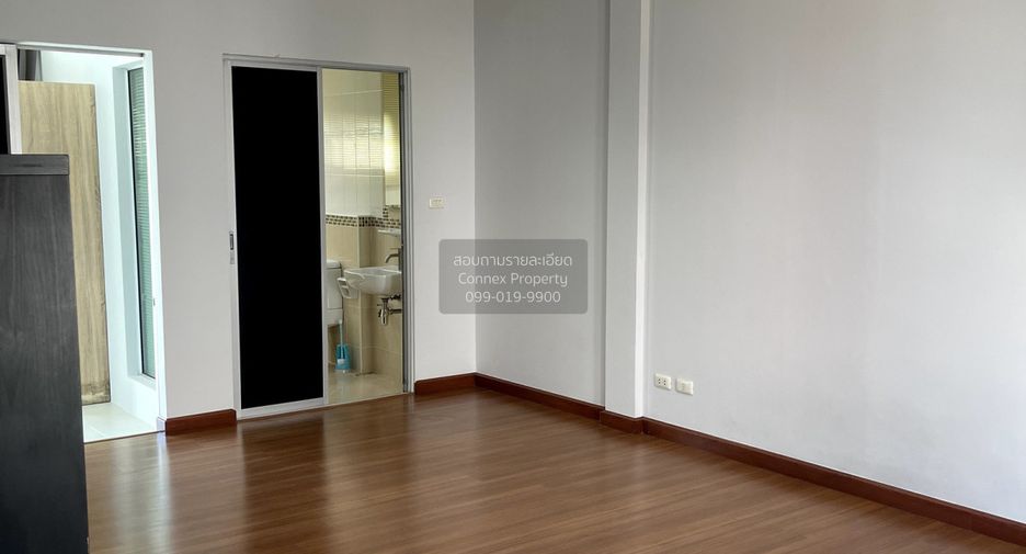 Casa adosada en venta de 3 habitaciones en Lat Phrao, Bangkok