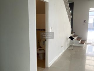 Casa adosada en venta de 3 habitaciones en Lat Phrao, Bangkok
