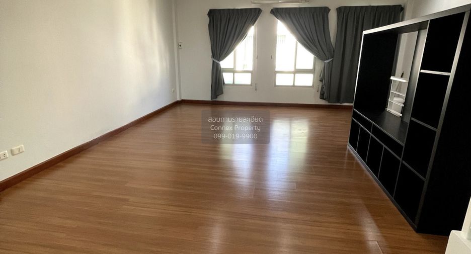 Casa adosada en venta de 3 habitaciones en Lat Phrao, Bangkok