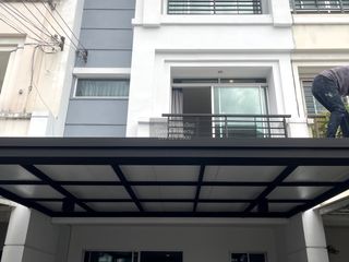 Casa adosada en venta de 3 habitaciones en Lat Phrao, Bangkok