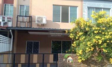 À vendre 4 chambres maison de ville à Lam Luk Ka, Pathum Thani