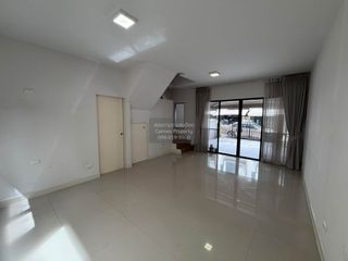Casa adosada en venta de 3 habitaciones en Bang Khen, Bangkok