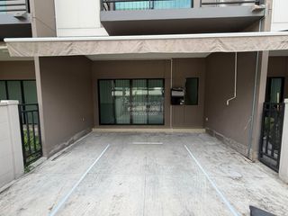 Casa adosada en venta de 3 habitaciones en Bang Khen, Bangkok