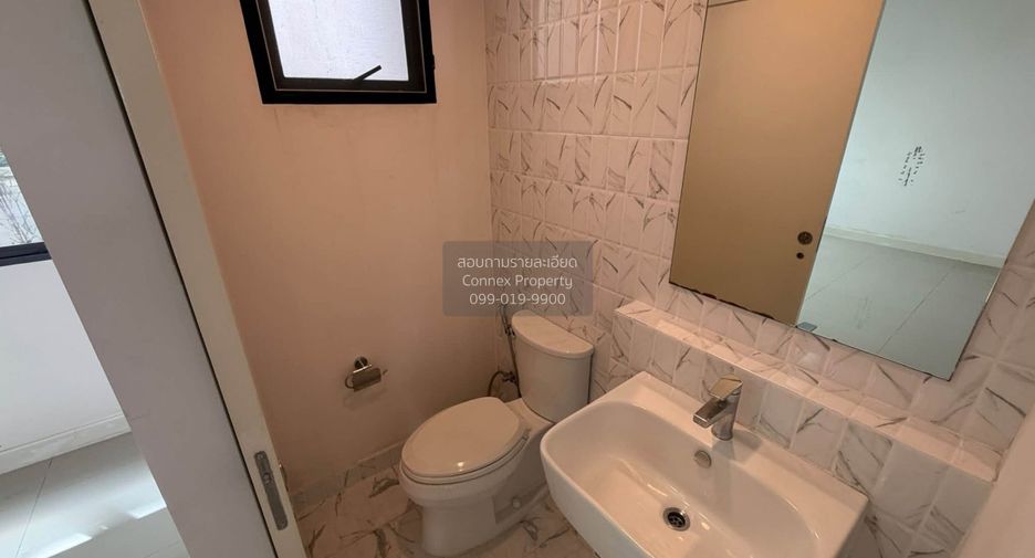 Casa adosada en venta de 3 habitaciones en Bang Khen, Bangkok