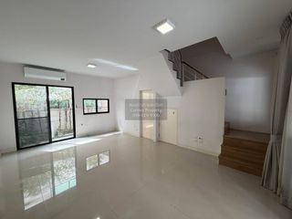 Casa adosada en venta de 3 habitaciones en Bang Khen, Bangkok