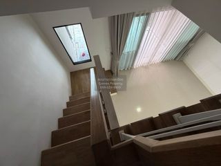 Casa adosada en venta de 3 habitaciones en Bang Khen, Bangkok