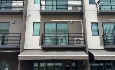 Casa adosada en venta de 3 habitaciones en Bang Khen, Bangkok