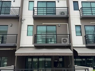 Casa adosada en venta de 3 habitaciones en Bang Khen, Bangkok