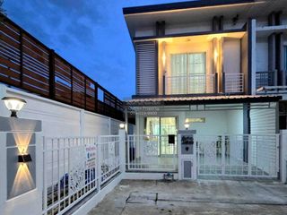 Casa adosada en venta de 3 habitaciones en Nong Khaem, Bangkok