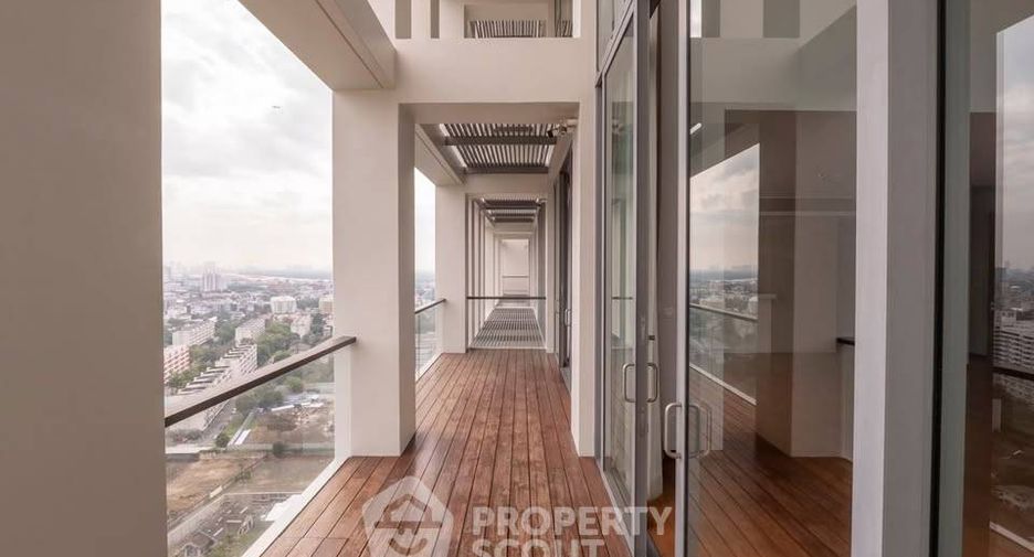 For sale 3 ベッドルーム condo in Sathon, Bangkok