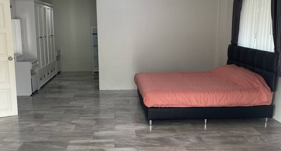 Casa en alquiler de 3 habitaciones en Bang Lamung, Chonburi