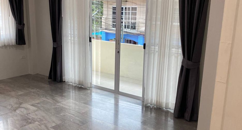 Casa en alquiler de 3 habitaciones en Bang Lamung, Chonburi