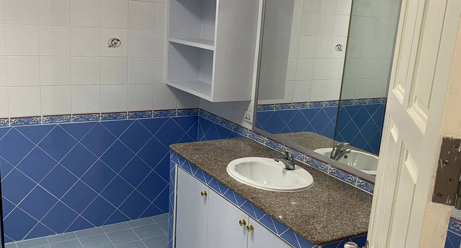 Casa en alquiler de 3 habitaciones en Bang Lamung, Chonburi