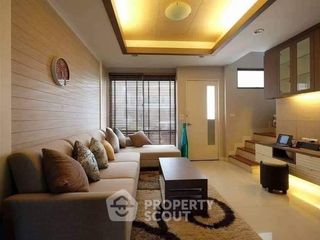 Reihenhaus zur Miete mit 3 Zimmer in Phra Khanong, Bangkok