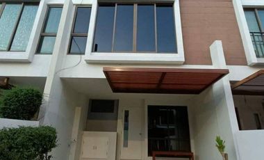 Reihenhaus zur Miete mit 3 Zimmer in Phra Khanong, Bangkok