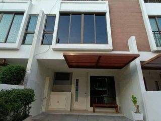 Reihenhaus zur Miete mit 3 Zimmer in Phra Khanong, Bangkok