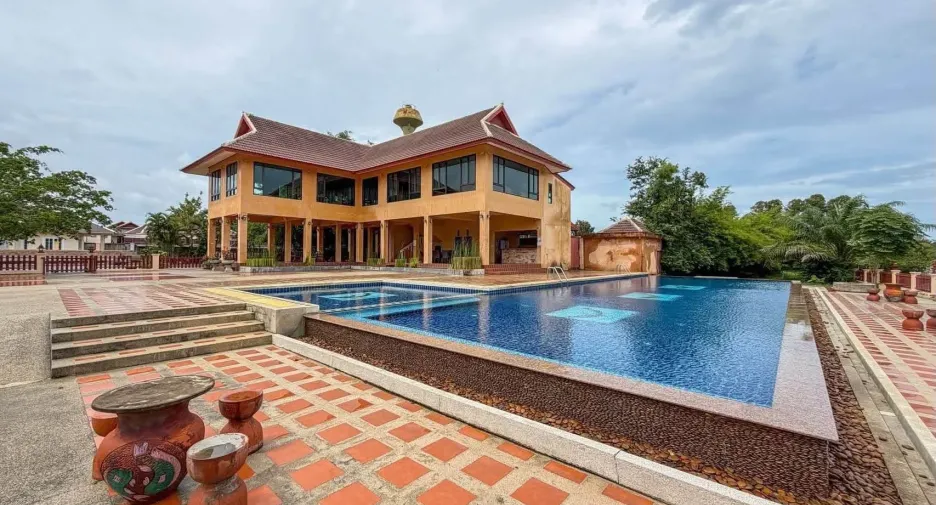 Casa en alquiler de 4 habitaciones en Bang Lamung, Chonburi