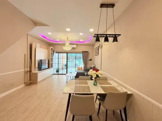 Casa adosada en alquiler de 3 habitaciones en Bang Lamung, Chonburi