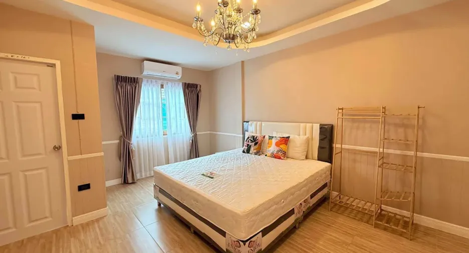 Casa adosada en alquiler de 3 habitaciones en Bang Lamung, Chonburi