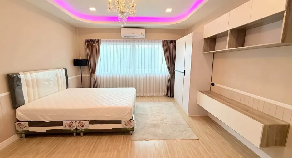 Casa adosada en alquiler de 3 habitaciones en Bang Lamung, Chonburi