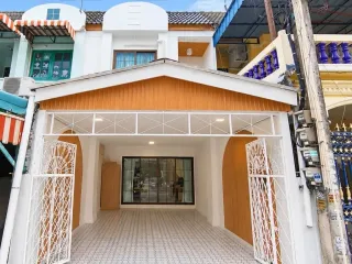 Casa adosada en alquiler de 3 habitaciones en Bang Lamung, Chonburi