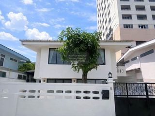 Haus zur Miete mit 5 Zimmer in Huai Khwang, Bangkok