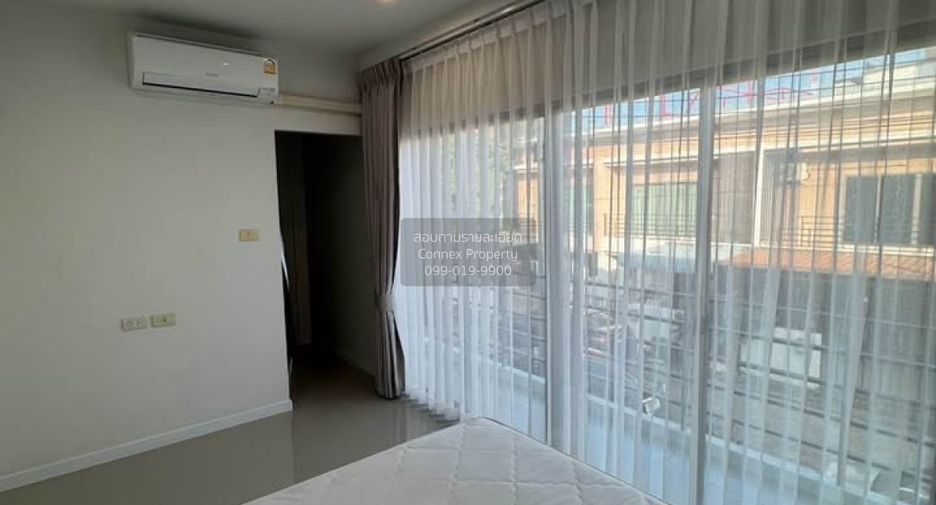 Casa adosada en alquiler de 3 habitaciones en Bang Lamung, Chonburi