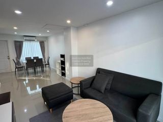 Casa adosada en alquiler de 3 habitaciones en Bang Lamung, Chonburi