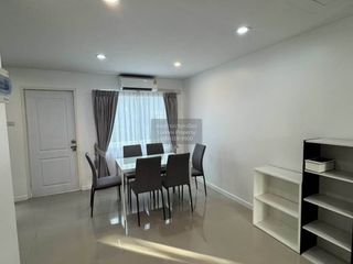 Casa adosada en alquiler de 3 habitaciones en Bang Lamung, Chonburi
