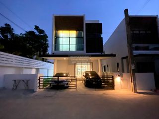 À louer 4 chambres maison à Bang Khun Thian, Bangkok