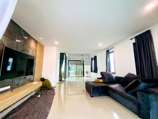 À louer 4 chambres maison à Bang Khun Thian, Bangkok