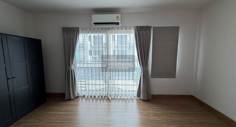 Casa adosada en alquiler de 3 habitaciones en Bang Khen, Bangkok