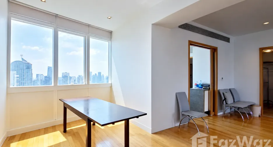 For sale 3 bedrooms condo in Khlong Toei, Bangkok