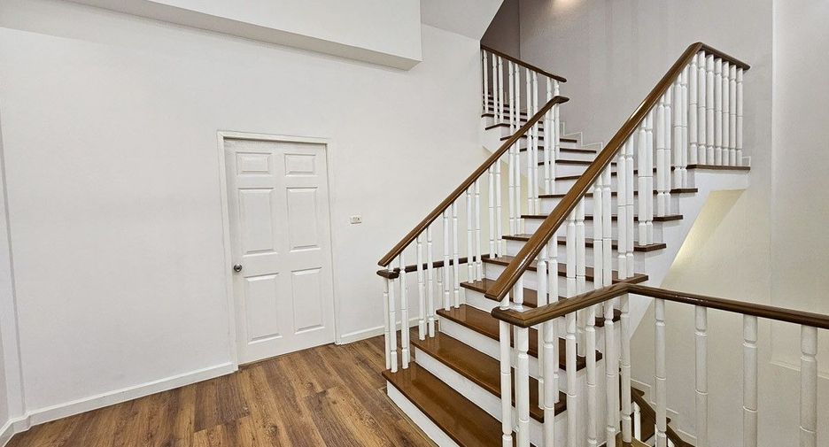 Casa adosada en venta de 3 habitaciones en Yan Nawa, Bangkok