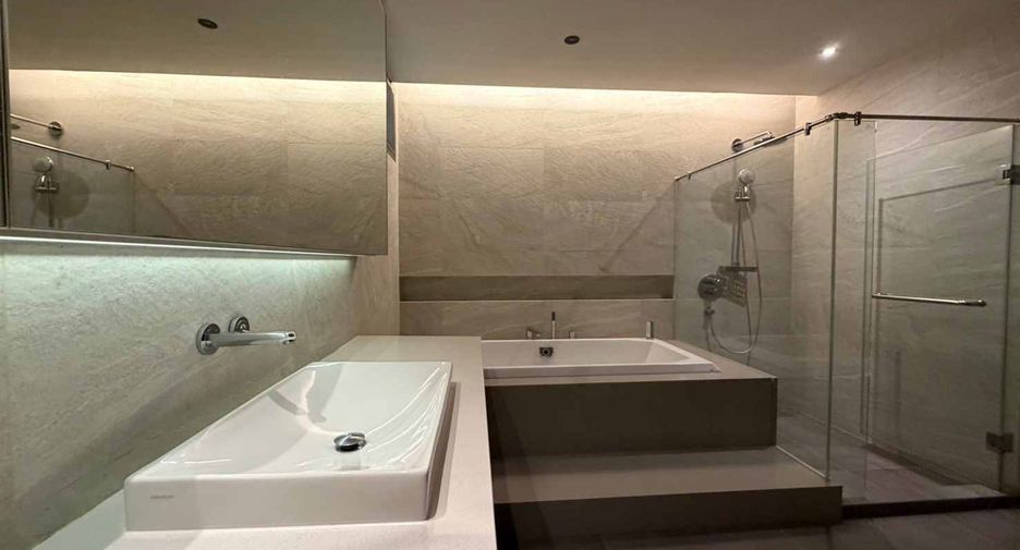 Condo en alquiler de 3 habitaciones en Yan Nawa, Bangkok