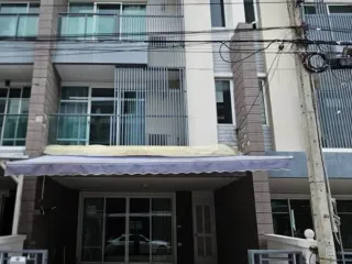 À louer 3 chambres maison de ville à Prawet, Bangkok