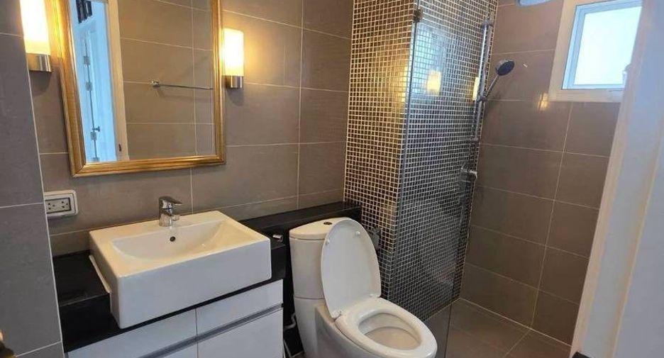 For sale 2 bedrooms condo in Huai Khwang, Bangkok
