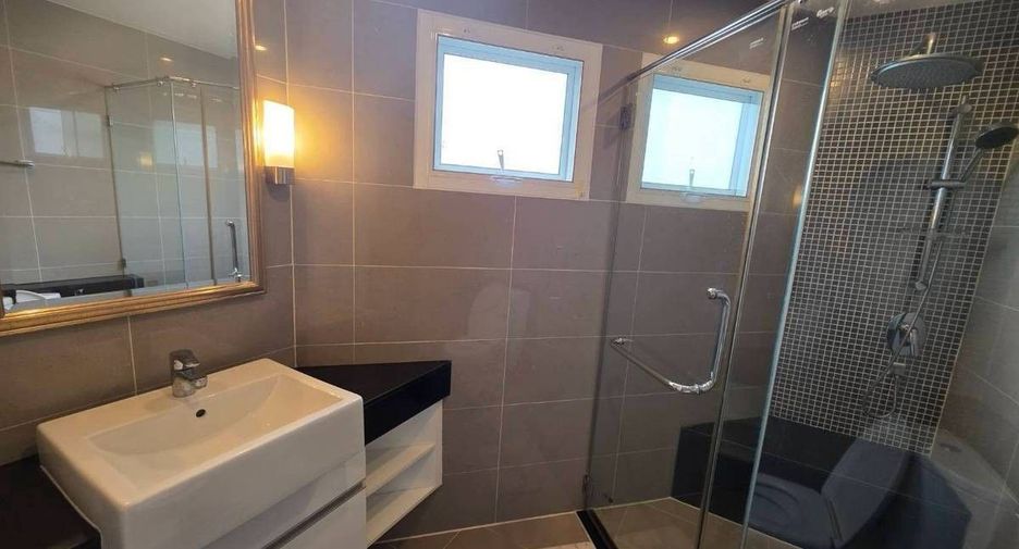 For sale 2 bedrooms condo in Huai Khwang, Bangkok