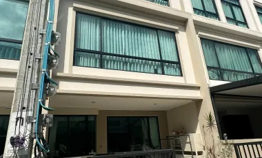 出租 3 卧室 联排别墅 在 Suan Luang, 曼谷