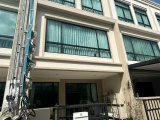 出租 3 卧室 联排别墅 在 Suan Luang, 曼谷
