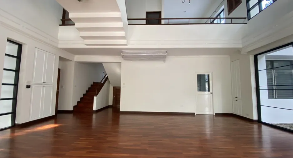 For rent 4 bedrooms house in Watthana, Bangkok