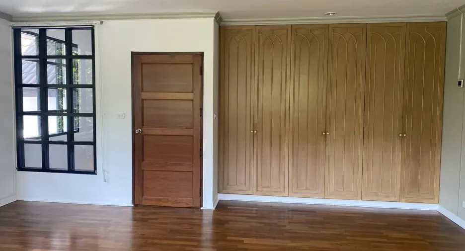 For rent 4 bedrooms house in Watthana, Bangkok
