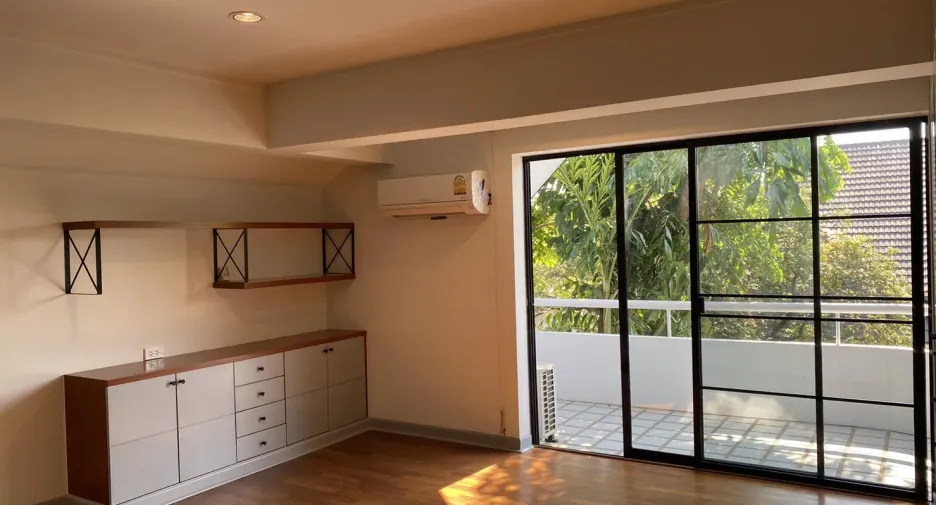 For rent 4 bedrooms house in Watthana, Bangkok