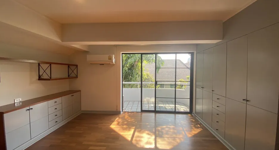 For rent 4 bedrooms house in Watthana, Bangkok