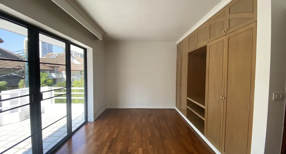 For rent 4 bedrooms house in Watthana, Bangkok