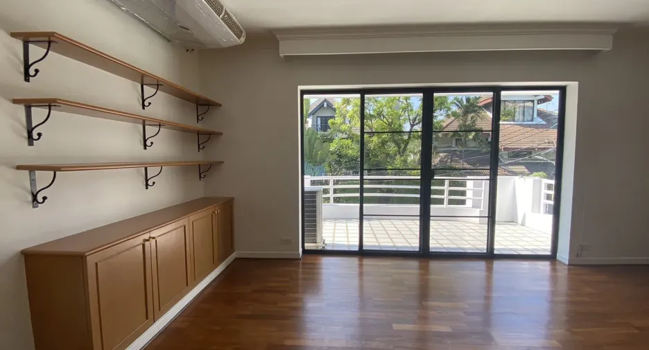 For rent 4 bedrooms house in Watthana, Bangkok
