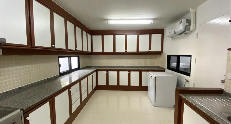 For rent 4 bedrooms house in Watthana, Bangkok